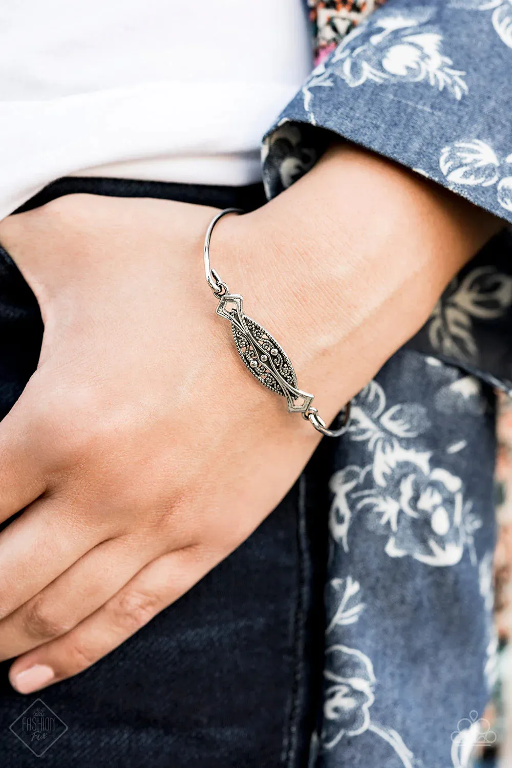 Paparazzi Accessories - Exquisitely Empress - SS-1019 - Fashion Fix Silver Bracelet October 2019